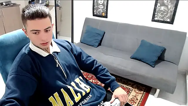 Snapshot of santii_ss chatting on November 15, 3:05 pm santii ss online show from November 15, 3:05 pm