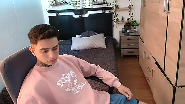 Snapshot of santii_ss chatting on May 8, 1:04 pm santii ss online show from May 8, 1:04 pm