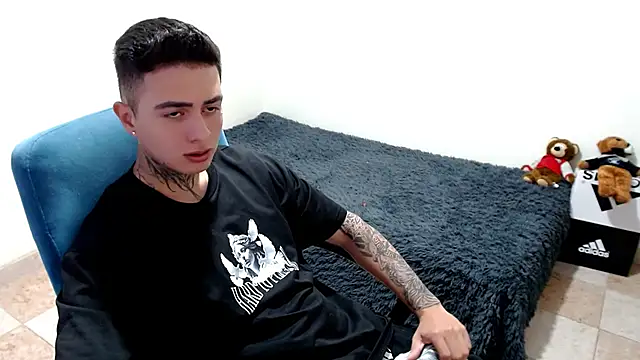 Snapshot of santii_ss chatting on October 21, 12:43 am santii ss online show from October 21, 12:43 am