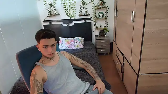 Snapshot of santii_ss chatting on June 11, 4:48 pm santii ss online show from June 11, 4:48 pm