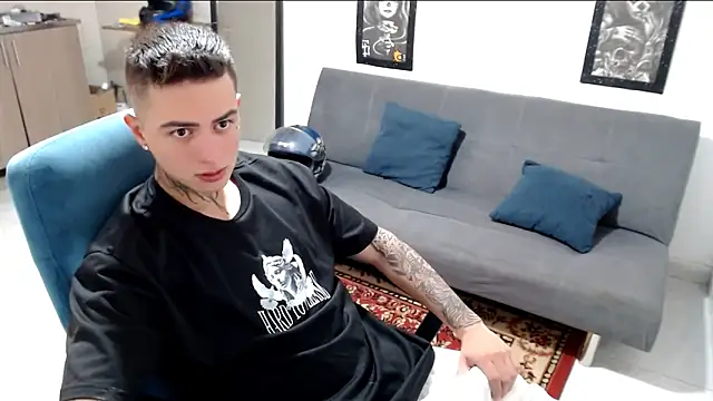 Snapshot of santii_ss chatting on November 9, 3:05 pm santii ss online show from November 9, 3:05 pm