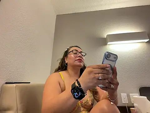 SamyHot2025 online show from April 4, 7:09 pm