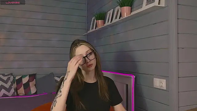 Snapshot of Vikki_wyye chatting on October 18, 5:42 am Vikki wyye online show from October 18, 5:42 am