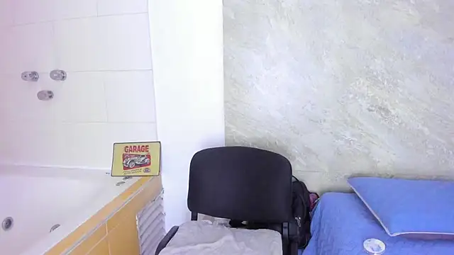 Snapshot of Agatha_Pleasure chatting on July 4, 12:11 pm Agatha Pleasure online show from July 4, 12:11 pm