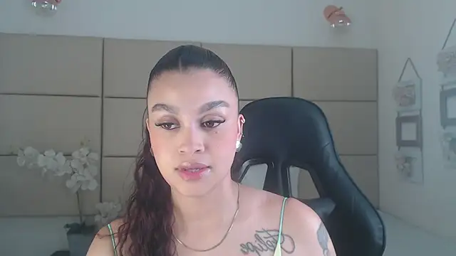 Snapshot of Rossi_Baker chatting on October 16, 4:26 pm Rossi Baker online show from October 16, 4:26 pm