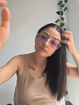 Coralinne   online show from May 10, 4:31 pm