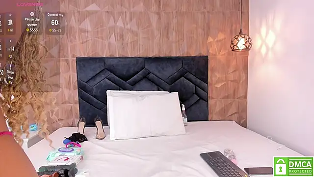 Snapshot of Gia_Scott chatting on December 3, 8:52 pm Gia Scott online show from December 3, 8:52 pm