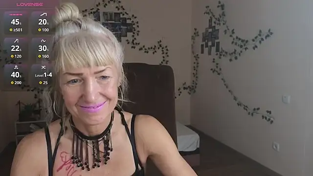 Snapshot of Laura_Gol chatting on October 27, 1:01 pm Laura Gol online show from October 27, 1:01 pm