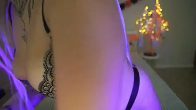 Snapshot of IvyLaurent chatting on October 29, 1:32 pm IvyLaurent online show from October 29, 1:32 pm