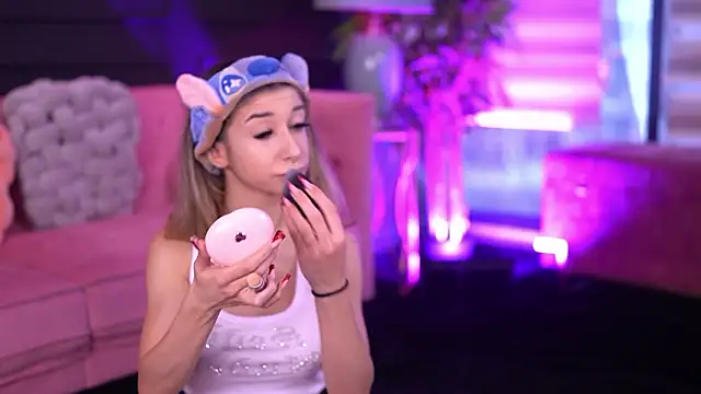 Snapshot of OdetteMason chatting on February 20, 6:10 am OdetteMason online show from February 20, 6:10 am