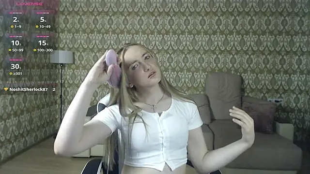 Snapshot of Vi_Luxy chatting on April 25, 2:03 am Vi Luxy online show from April 25, 2:03 am