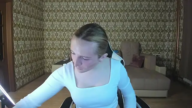Snapshot of Vi_Luxy chatting on May 8, 2:04 am Vi Luxy online show from May 8, 2:04 am