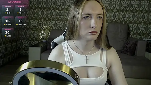 Snapshot of Vi_Luxy chatting on May 2, 1:44 am Vi Luxy online show from May 2, 1:44 am