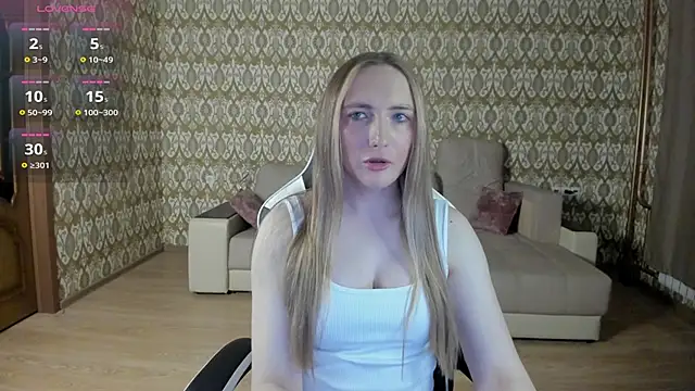 Snapshot of Vi_Luxy chatting on May 6, 2:04 am Vi Luxy online show from May 6, 2:04 am