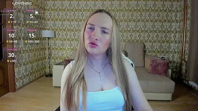 Snapshot of Vi_Luxy chatting on May 23, 2:10 am Vi Luxy online show from May 23, 2:10 am