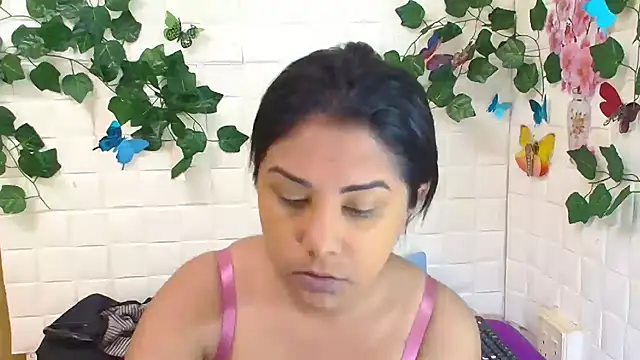 Snapshot of IndiaSexyStripper4u chatting on October 3, 5:20 am IndiaSexyStripper4u online show from October 3, 5:20 am
