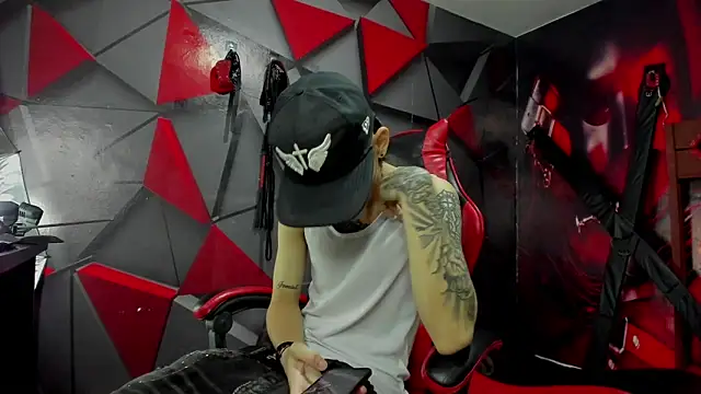 Snapshot of StraightBoy_Nick chatting on September 21, 5:45 am StraightBoy Nick online show from September 21, 5:45 am