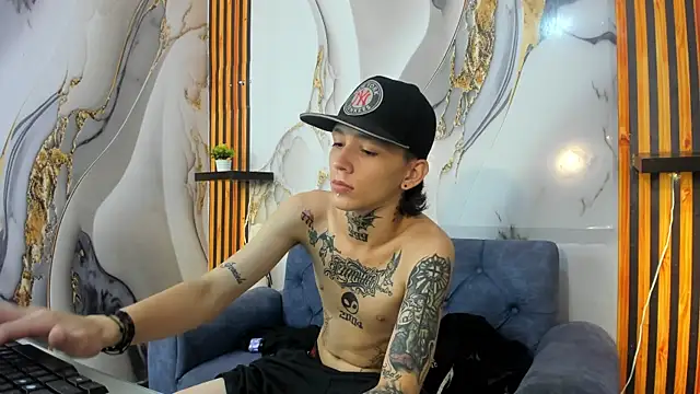 Snapshot of StraightBoy_Nick chatting on October 7, 6:25 am StraightBoy Nick online show from October 7, 6:25 am