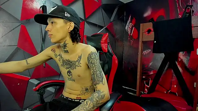 Snapshot of StraightBoy_Nick chatting on October 15, 5:50 am StraightBoy Nick online show from October 15, 5:50 am