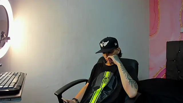 Snapshot of StraightBoy_Nick chatting on October 8, 9:37 pm StraightBoy Nick online show from October 8, 9:37 pm
