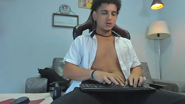 Xfire boy69 online show from December 4, 1:43 pm