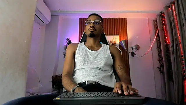 Snapshot of Darwin_mayo chatting on November 24, 5:24 pm Darwin mayo online show from November 24, 5:24 pm