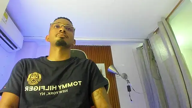 Snapshot of Darwin_mayo chatting on May 16, 5:45 pm Darwin mayo online show from May 16, 5:45 pm