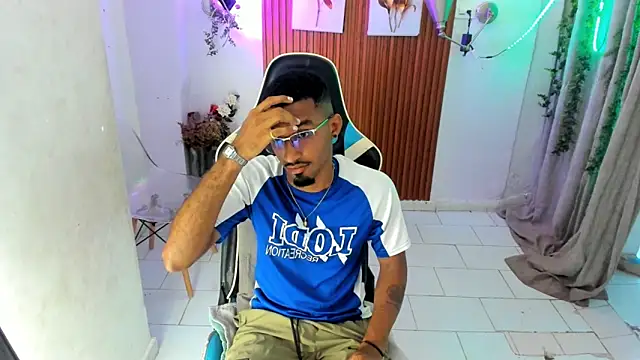 Snapshot of Darwin_mayo chatting on November 11, 5:30 pm Darwin mayo online show from November 11, 5:30 pm