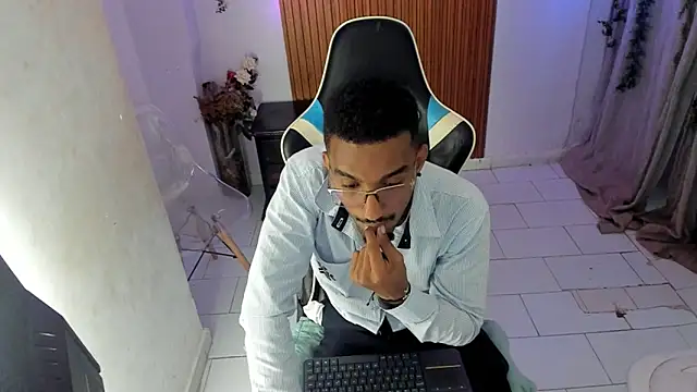 Snapshot of Darwin_mayo chatting on November 7, 5:17 pm Darwin mayo online show from November 7, 5:17 pm