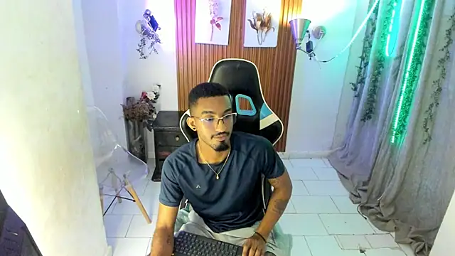 Snapshot of Darwin_mayo chatting on November 8, 6:00 pm Darwin mayo online show from November 8, 6:00 pm