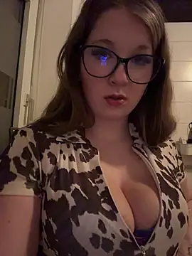 SweetTeenGirl online show from November 12, 3:05 pm