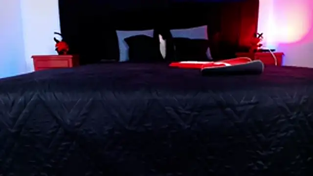 Alisse Moore online show from April 17, 12:19 pm