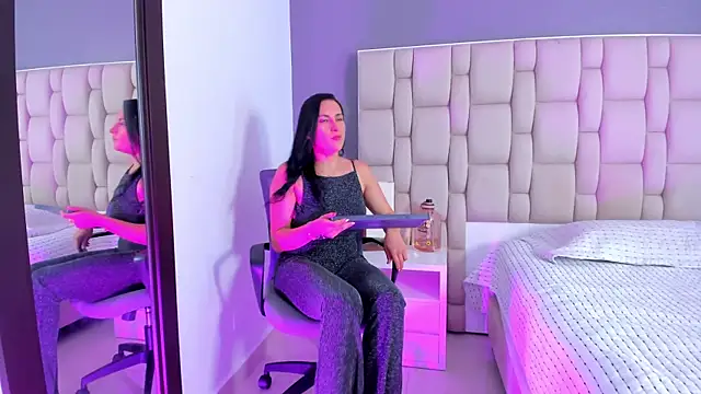 Snapshot of Atenea_Clerk chatting on October 11, 11:33 am Atenea Clerk online show from October 11, 11:33 am
