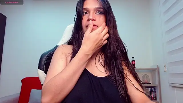Snapshot of Roxxi_2110 chatting on October 2, 12:58 am Roxxi 2110 online show from October 2, 12:58 am