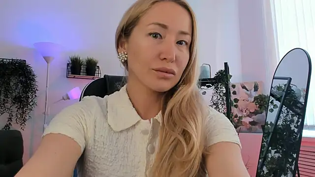 Snapshot of AstraMonroe chatting on May 1, 5:45 am AstraMonroe online show from May 1, 5:45 am