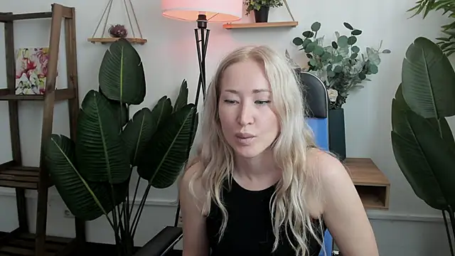 Snapshot of AstraMonroe chatting on June 14, 11:22 am AstraMonroe online show from June 14, 11:22 am