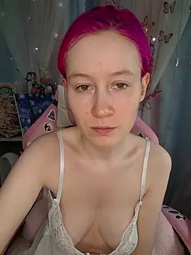 Snapshot of Fuzzy_Unicorn chatting on May 12, 10:54 am Fuzzy Unicorn online show from May 12, 10:54 am