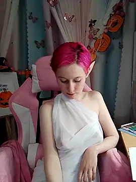 Snapshot of Fuzzy_Unicorn chatting on October 31, 7:10 pm Fuzzy Unicorn online show from October 31, 7:10 pm