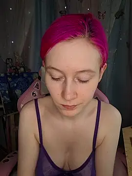 Snapshot of Fuzzy_Unicorn chatting on April 22, 10:11 am Fuzzy Unicorn online show from April 22, 10:11 am