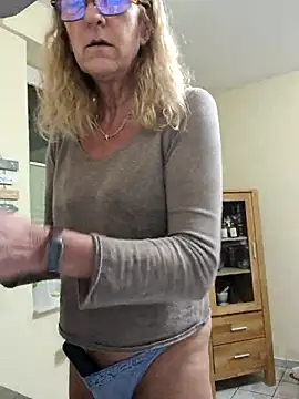 HotWifeLyn68 online show from March 12, 8:46 pm