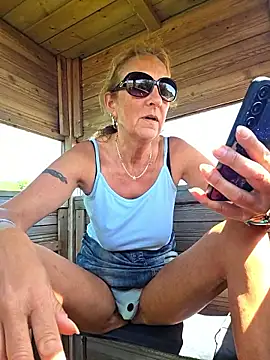 HotWifeLyn68 online show from May 26, 10:24 am