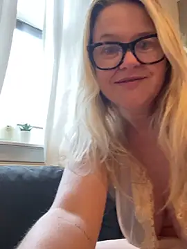 SuzieSub online show from February 13, 9:20 am