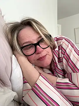 SuzieSub online show from March 26, 9:18 am