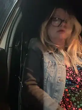 SuzieSub online show from March 29, 8:10 pm