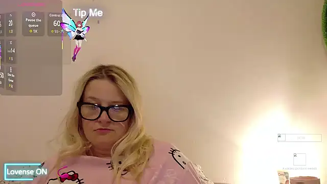 Snapshot of SuzieSub chatting on November 18, 8:28 am SuzieSub online show from November 18, 8:28 am