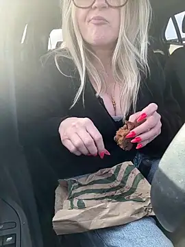 Snapshot of SuzieSub chatting on February 27, 9:09 am SuzieSub online show from February 27, 9:09 am