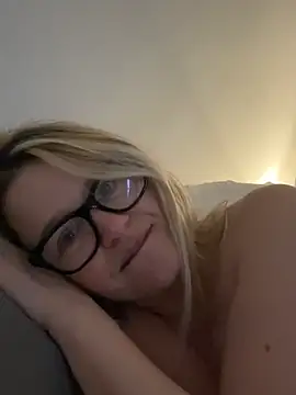 SuzieSub online show from February 5, 9:05 am