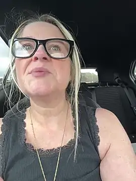 SuzieSub online show from April 8, 1:12 pm