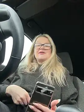 Snapshot of SuzieSub chatting on February 2, 1:32 pm SuzieSub online show from February 2, 1:32 pm