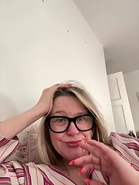 SuzieSub online show from March 4, 8:55 am